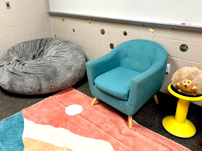 Calming room with some cozy chairs in Dardanelle, AR.